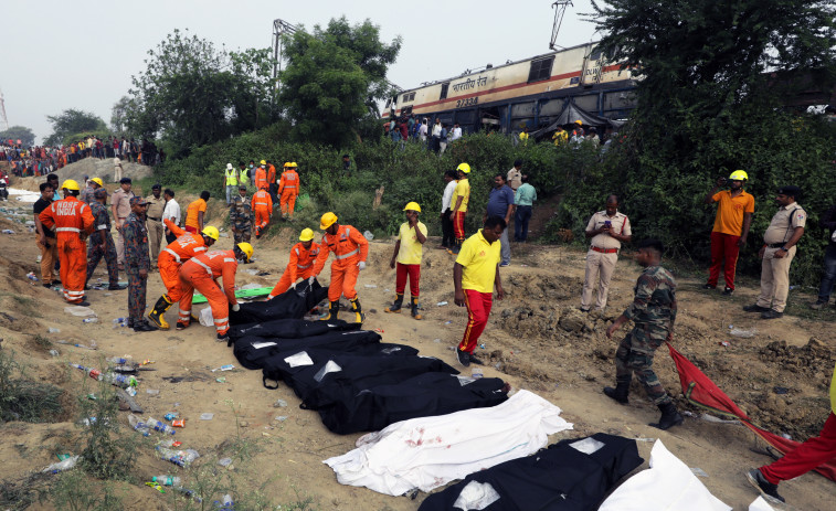India trabaja en la identificación de fallecidos en accidente ferroviario con 288 muertos