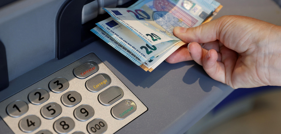 Los residentes en Madrid, Cataluña y Andalucía acumulan más de la mitad de los depósitos bancarios de España