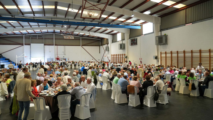 Cerca de 400 personas participan en el Encontro dos Nosos Maiores de Bergondo