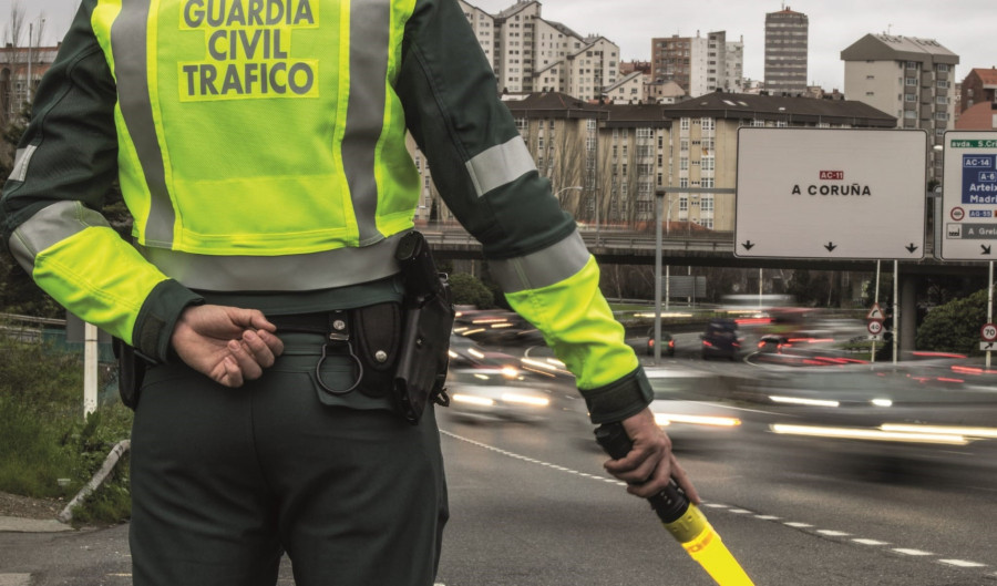 Salen ilesos los viajeros de un bus escolar que sufrió un accidente en Amoeiro