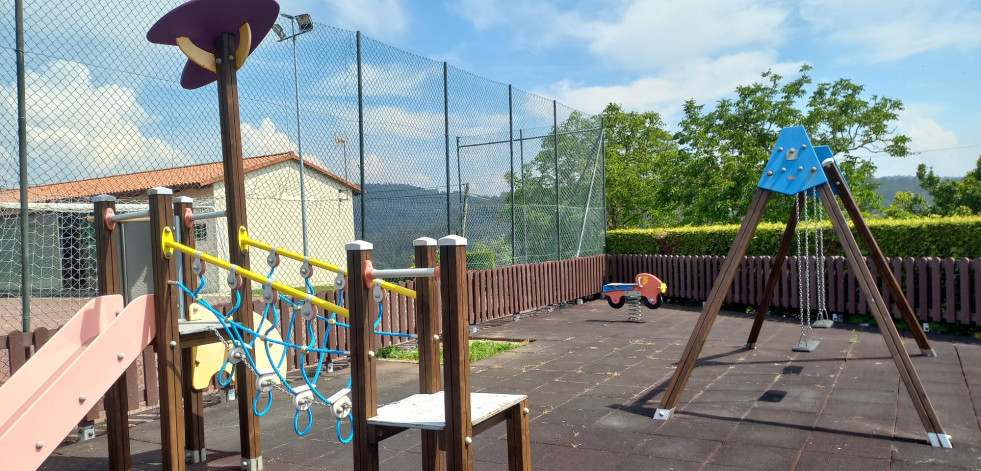 Miño mejora los parques infantiles de Carantoña, Aveas, Nogueira y Abellós