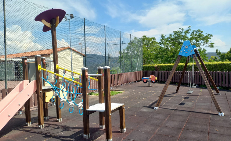 Miño mejora los parques infantiles de Carantoña, Aveas, Nogueira y Abellós