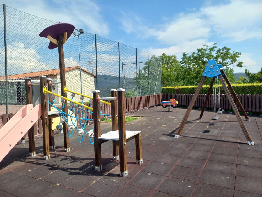 Miño mejora los parques infantiles de Carantoña, Aveas, Nogueira y Abellós