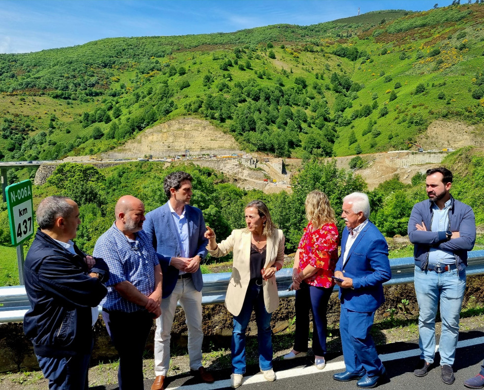 Ethel Vázquez viita las obras del viaducto de la A 6 en Vega de Valcárcel