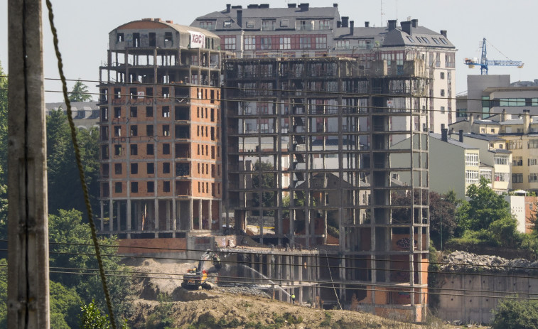 La maquinaria pesada empieza a trabajar para derribar las torres de O Garañón