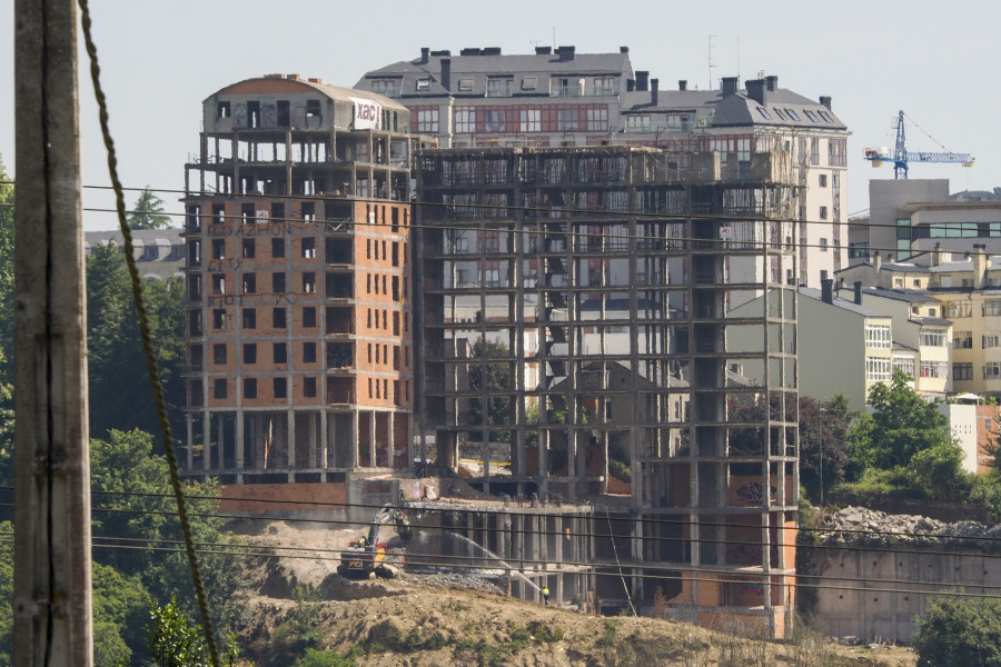 La maquinaria pesada empieza a trabajar para derribar las torres de O Garañón