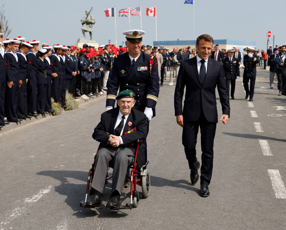 Emmanuel Macron (front R) and French WWII veteran of the Commando Kieffer Leon Gautier