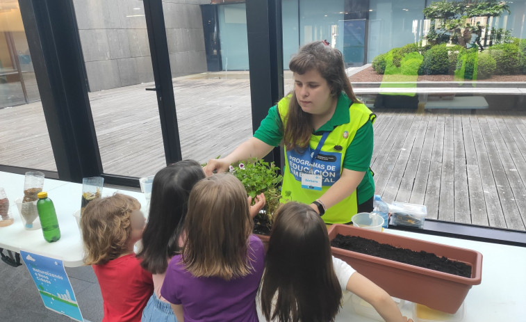 Niños y mayores aprenden sobre el aprovechamiento del agua en la ciudad