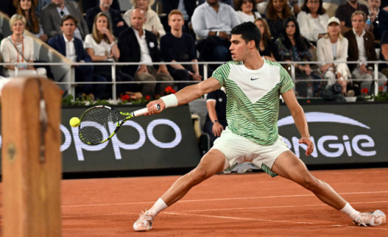 Alcaraz atropella a Tsitsipas y se encontrará con Djokovic en semifinales