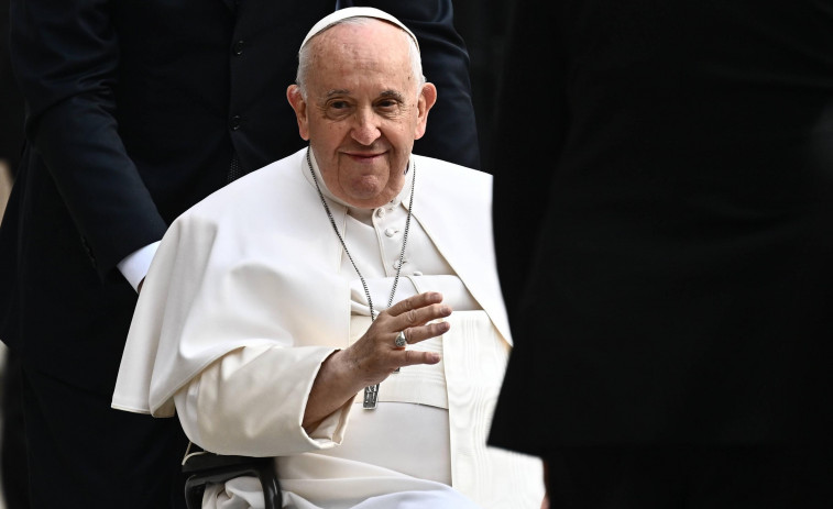 El papa hospitalizado para una operación por riesgo de obstrucción intestinal