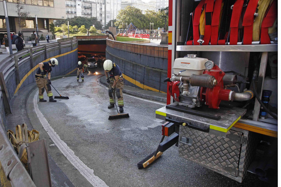 Un camión de recogida de basura de A Coruña provoca una mancha de aceite en Alcalde Lens
