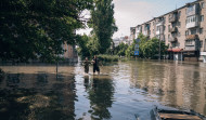 Cientos de personas atrapadas por inundación aguardan aún rescate en localidades de Jersón