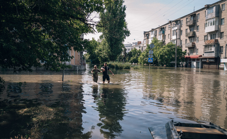 Cientos de personas atrapadas por inundación aguardan aún rescate en localidades de Jersón
