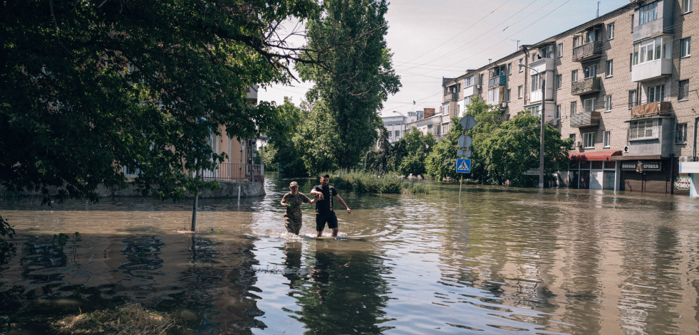 Cientos de personas atrapadas por inundación aguardan aún rescate en localidades de Jersón