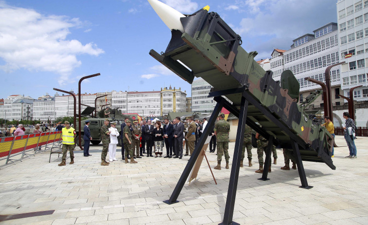 O Parrote acoge una exposición de material militar por el Día de las Fuerzas Armadas
