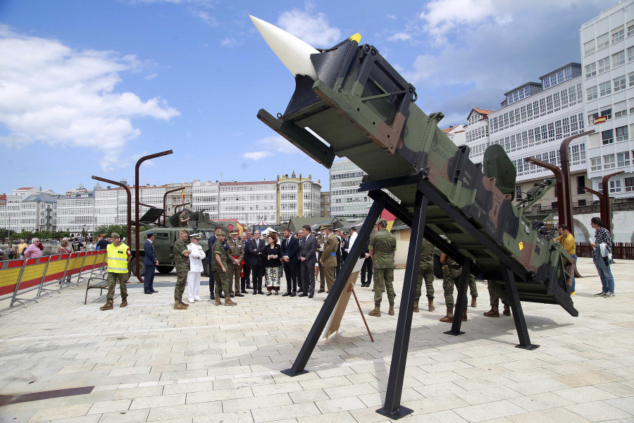 O Parrote acoge una exposición de material militar por el Día de las Fuerzas Armadas