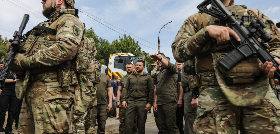Zelenski visita Jersón para examinar los daños por la destrucción de la presa