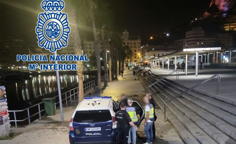 Se graban saltando sobre el techo de un coche de la Policía Nacional y lo suben a internet