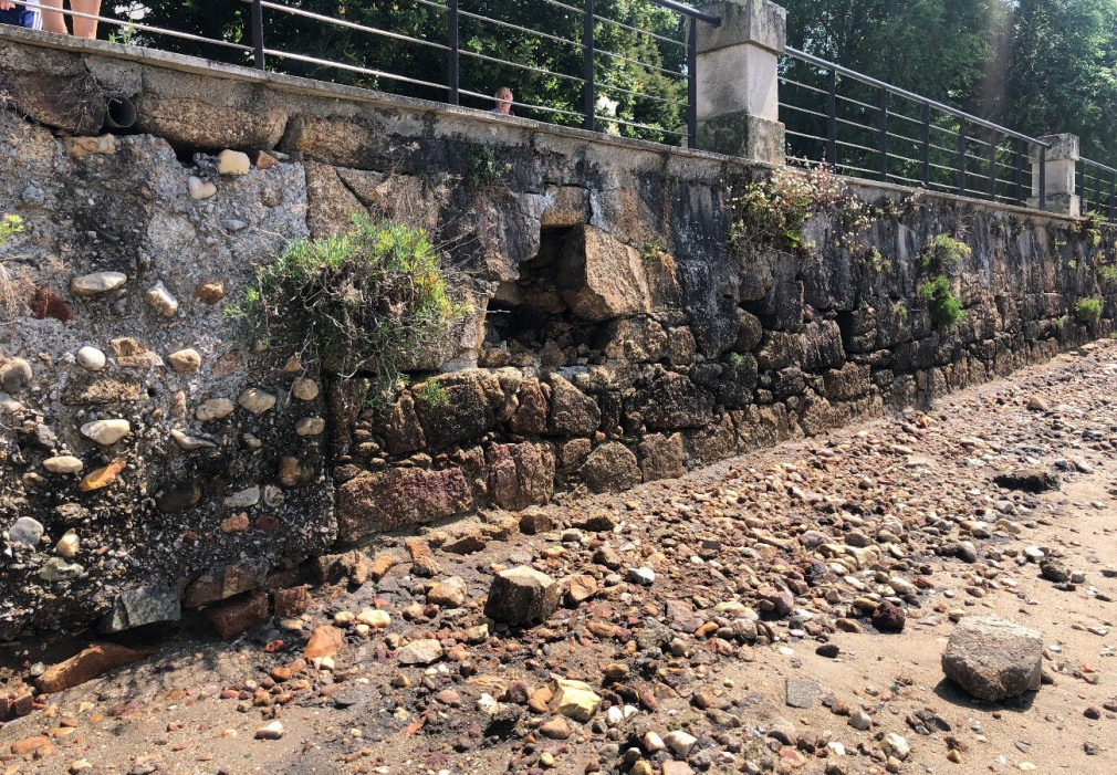 Oleiros denuncia que la empresa que draga la ría de O Burgo dañó el paseo marítimo
