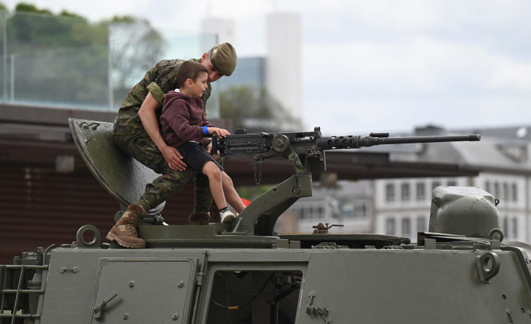 Reportaje | Un ejército de pequeños coruñeses tomó el Día de las Fuerzas Armadas