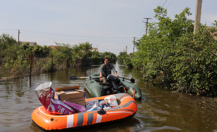 Voluntarios ucranianos socorren a los varados por las aguas, sin un rescate efectivo ruso