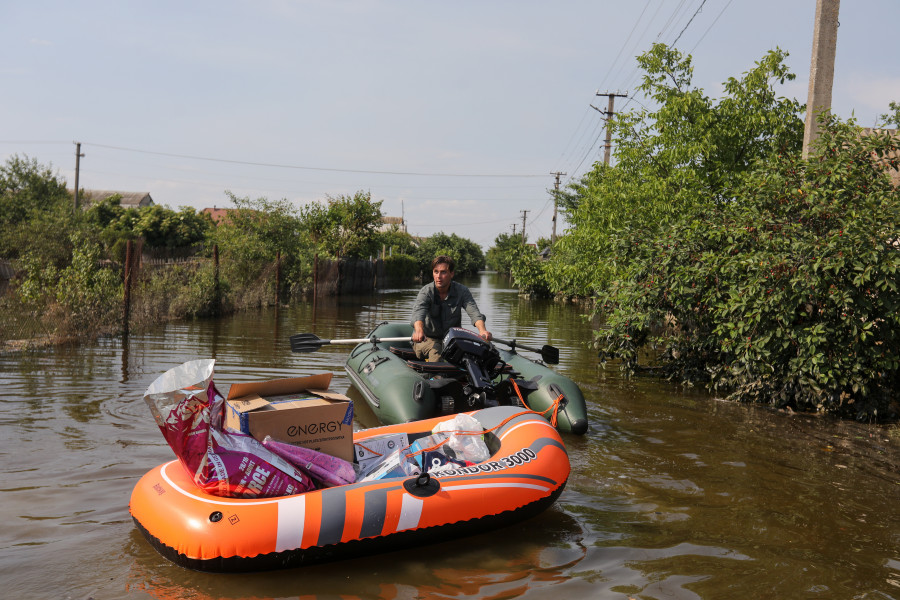 Voluntarios ucranianos socorren a los varados por las aguas, sin un rescate efectivo ruso