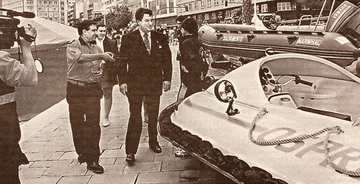 1998 El jefe de Protecciu00f3n Civil, Carlos Garcu00eda, junto al alcalde, Francisco Vu00e1zquez