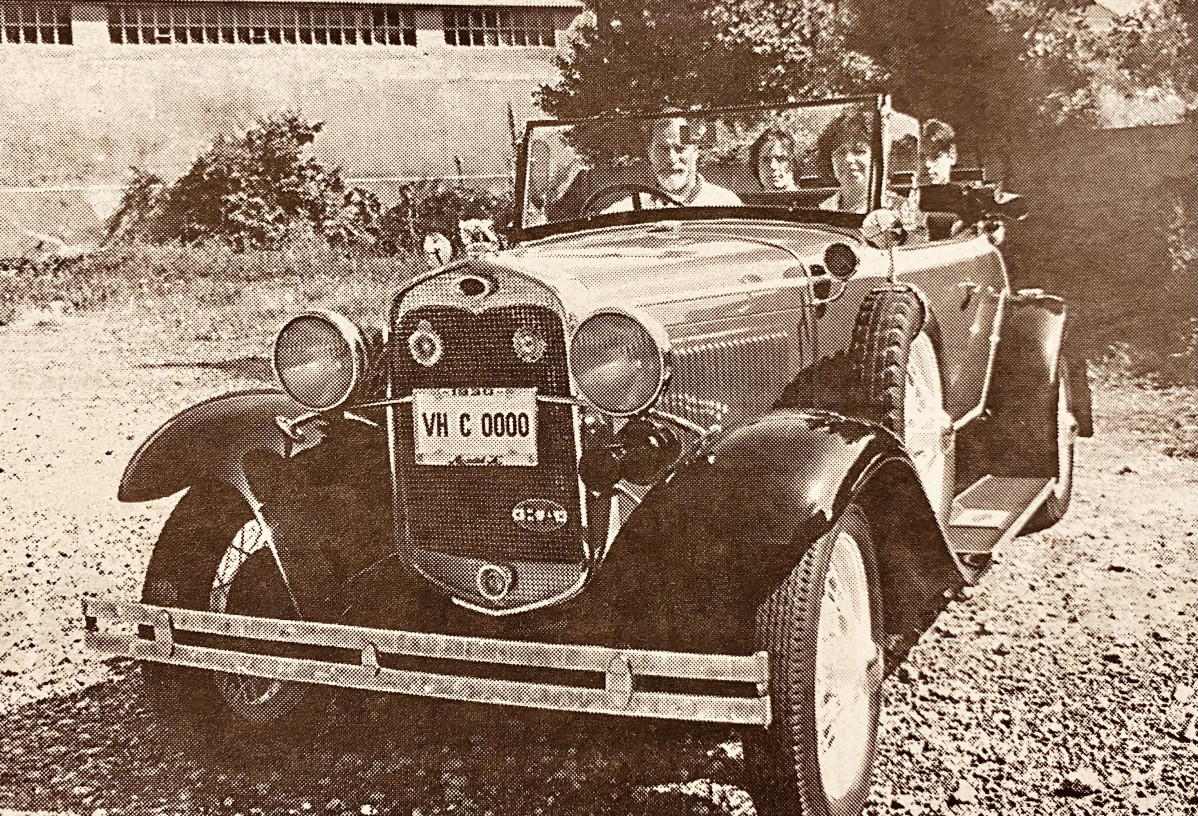 1998 Carlos Alberto Aragundi y su familia con el Ford A Roadster que estrena el registro de vehu00edculos histu00f3ricos de A Coruu00f1a