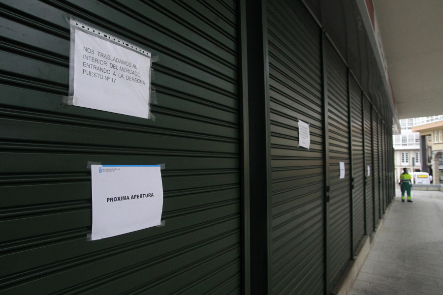 Los puestos exteriores del mercado de San Agustín cogen forma para su apertura