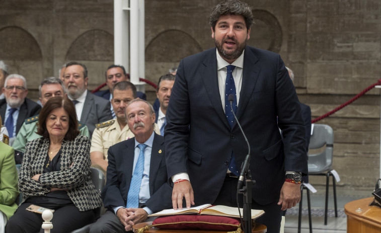 El PP pone en Murcia el contrapunto a su pacto con Vox en la Comunidad Valenciana