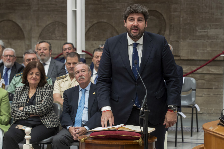 El PP pone en Murcia el contrapunto a su pacto con Vox en la Comunidad Valenciana