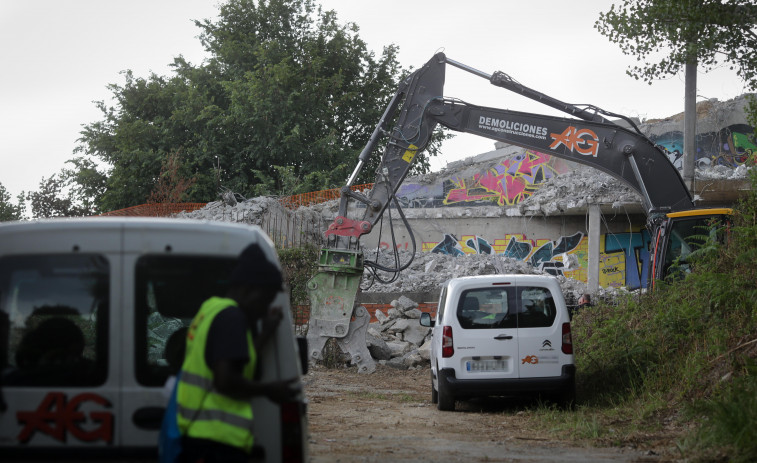 Comienzan las obras de derrumbe del edificio de O Garañón