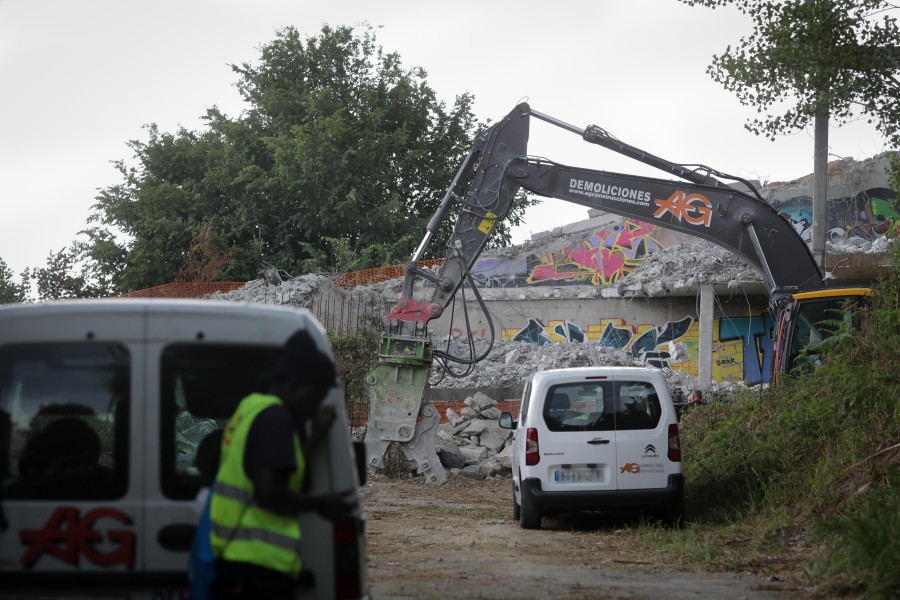 Comienzan las obras de derrumbe del edificio de O Garañón