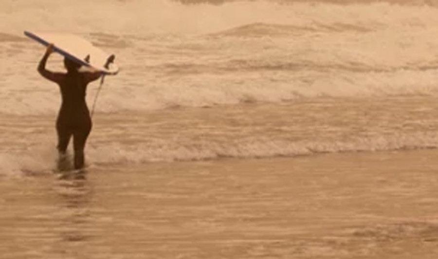 Varios surfistas rescatan a dos bañistas en apuros en una playa de Porto do Son