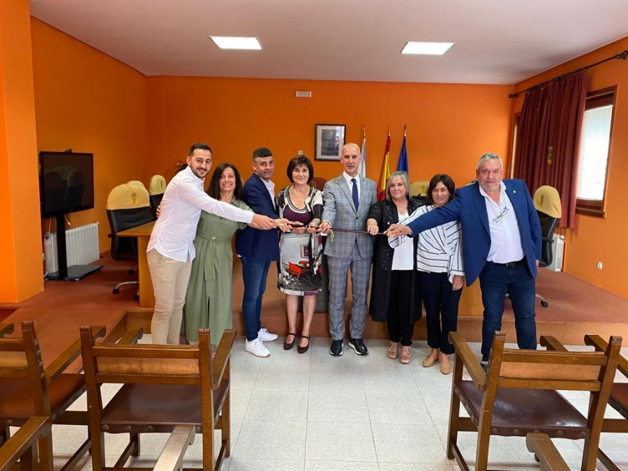 Javier Caínzos repite con otra mayoría absoluta tras veintidós años como alcalde de Curtis