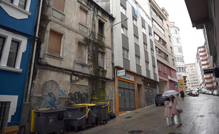 Quejas en A Gaiteira por un edificio abandonado que es punto de reunión de gaviotas y palomas