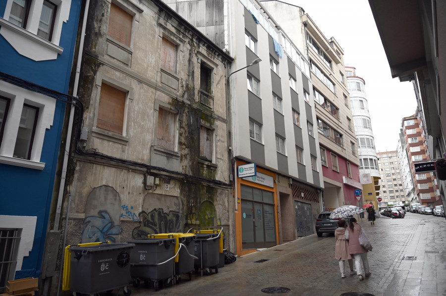 Quejas en A Gaiteira por un edificio abandonado que es punto de reunión de gaviotas y palomas