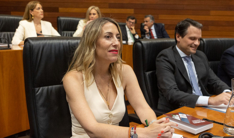 Vox hace un montaje en Twitter con María Guardiola delante de un fondo con el logo del PSOE