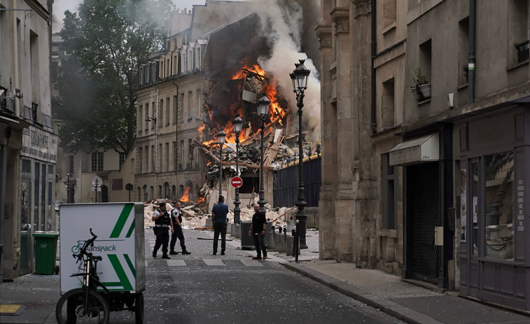 Un edificio se derrumba en París por una explosión de gas