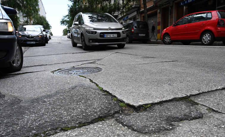 Alivio en A Falperra, en A Coruña, por  el fin de la ‘montaña rusa’  de baches en Pla y Cancela