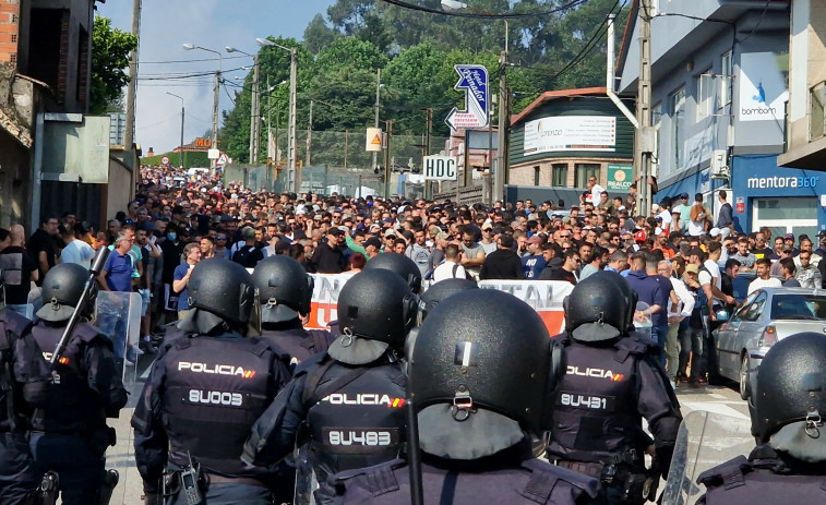 Cargas policiales y tráfico cortado con árboles en la AP-9, con motivo de las protestas del metal en Vigo