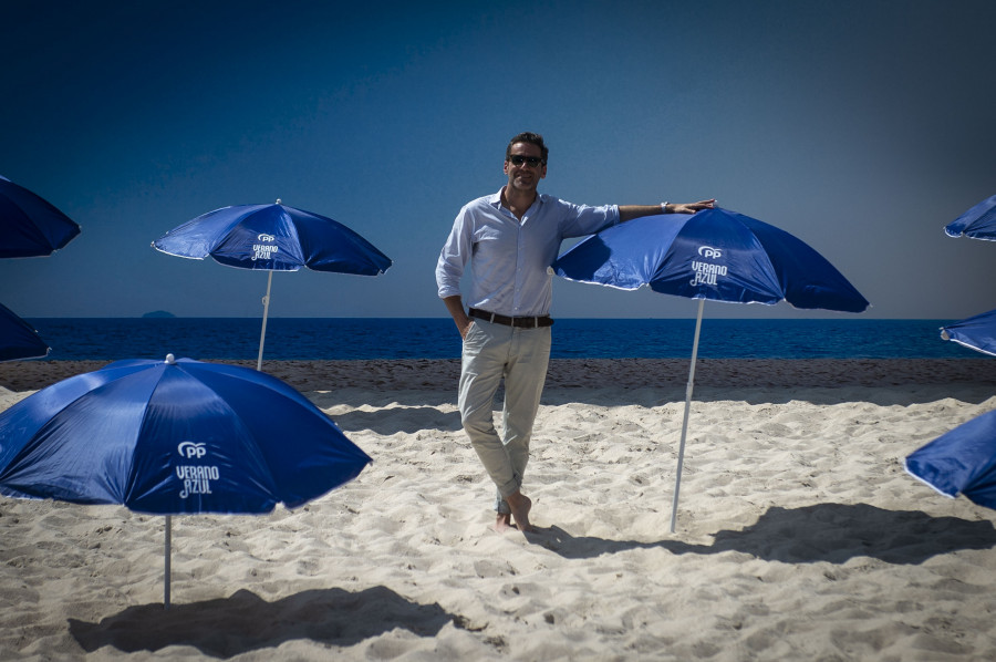 "Verano azul", la campaña del PP con sombrillas de playa para vencer a Sánchez