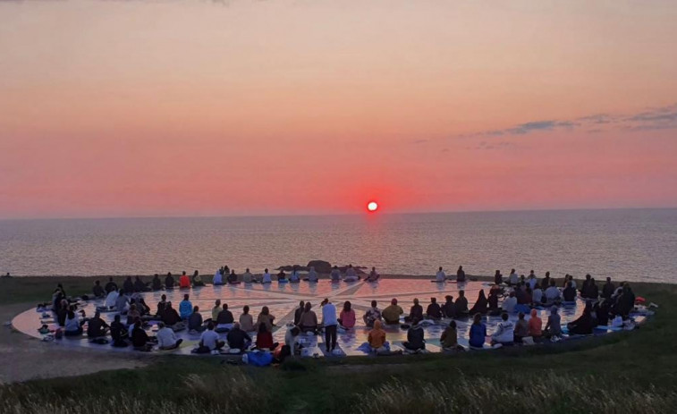 Yoga, solsticio y puesta de sol a los pies de la Torre de Hércules