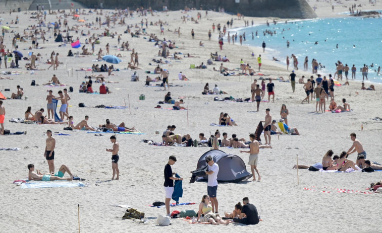 La Policía Local interviene para retirar tiendas y reducir las parcelas en la playa antes de San Juan