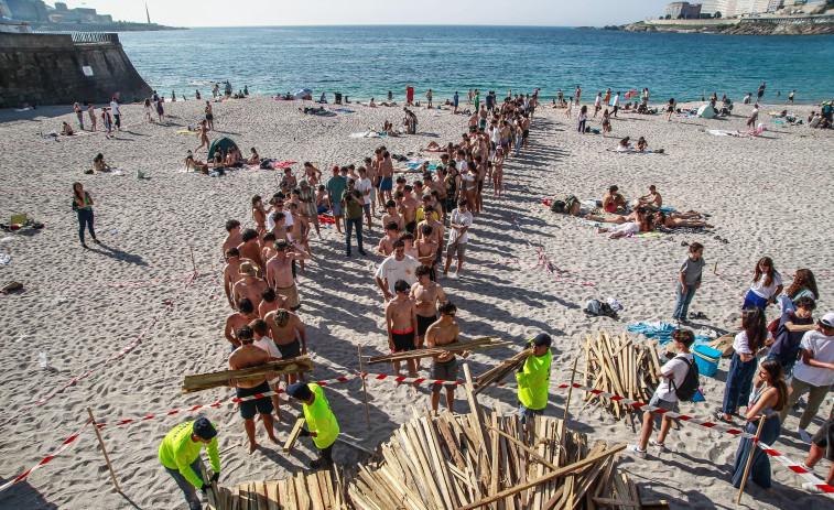 Los arenales se llenan lentamente de gente con los preparativos de San Juan