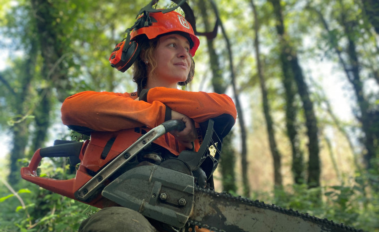 Laura Vallejo, la “agro influencer” que maneja una motosierra