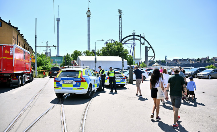 Un muerto y varios heridos al descarrilar un vagón de una montaña rusa en Estocolmo