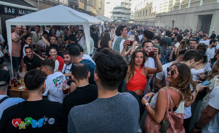 Reportaje | Como sardinas en lata en el mejor San Juan de la historia para el ocio nocturno de A Coruña