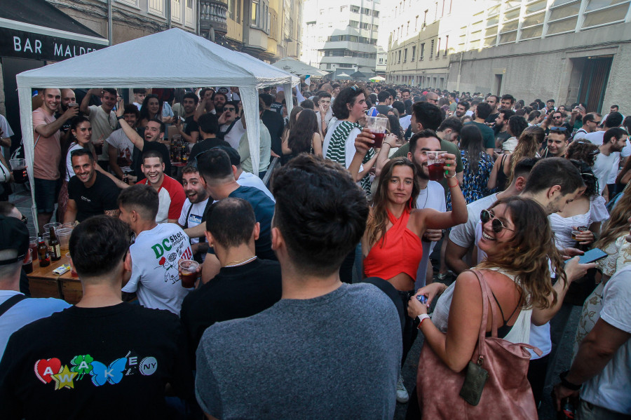 Reportaje | Como sardinas en lata en el mejor San Juan de la historia para el ocio nocturno de A Coruña