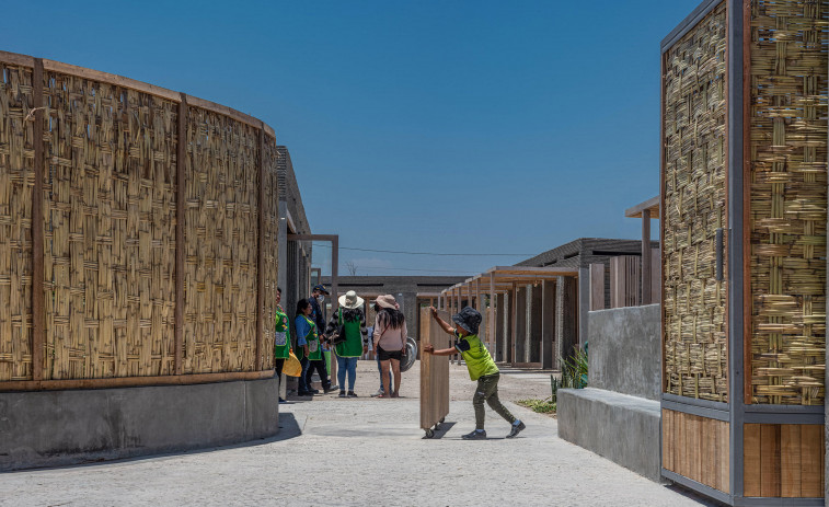 Reportaje | La escuela diseñada desde A Coruña que cambió la vida a niños nacidos en pleno desierto peruano